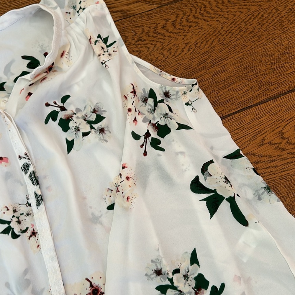 Lucky Sleeveless Floral Blouse - Picture 3 of 4